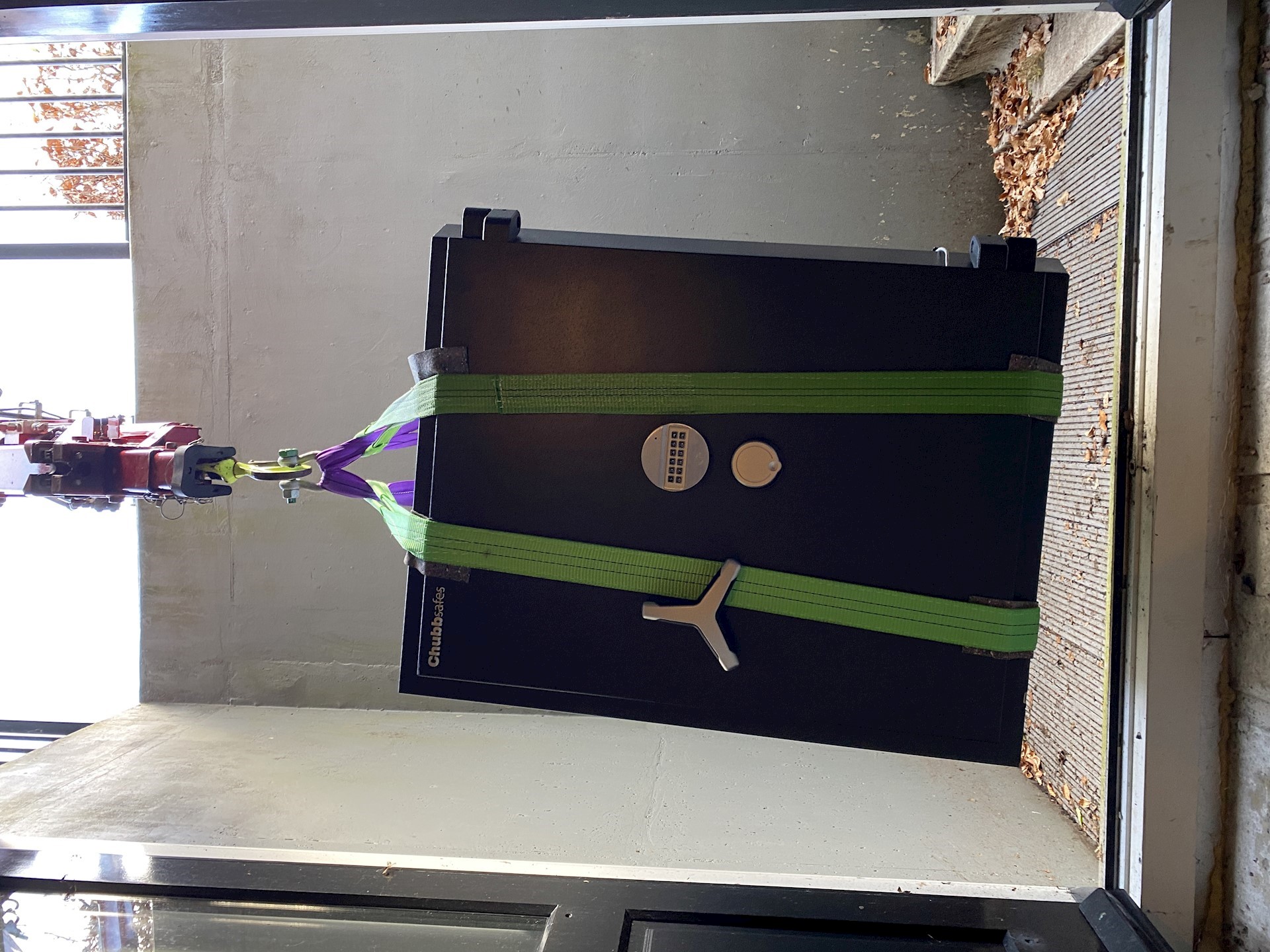 Kluis naar kelder hijsen