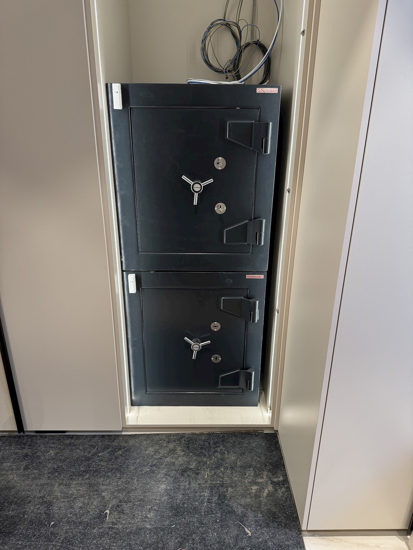 Kluis stapelen in kast Kluis